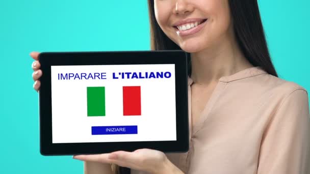 Vrolijke vrouw houdt tablet met leren Italiaanse taaltest, educatieve app — Stockvideo