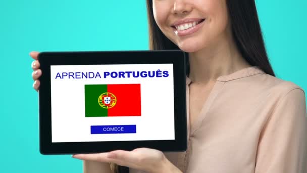 Mulher excitada segurando tablet com aprender português app, educação — Vídeo de Stock