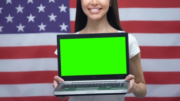 Ordenador portátil con pantalla verde en manos femeninas, fondo de la bandera de EE.UU., educación, viajes — Vídeos de Stock