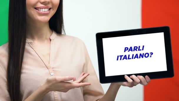 Parli italiano su tablet screen in mano femminile, applicazione educativa — Video Stock