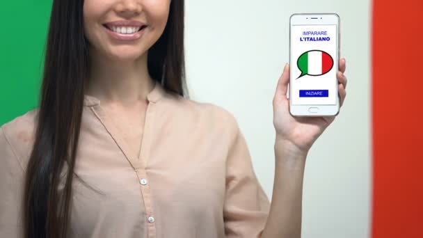 Учить итальянский язык на экране смартфона в женской руке, онлайн-образование — стоковое видео