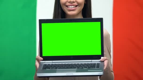 Ordenador portátil de pantalla verde en manos femeninas, fondo de la bandera de Italia, la educación, viajar — Vídeos de Stock