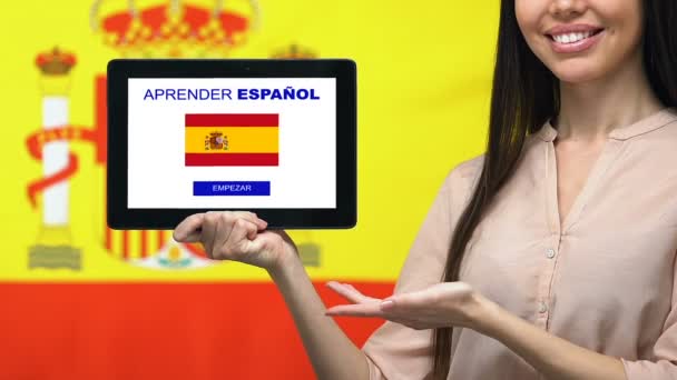 Aprender español aplicación en la pantalla de la tableta en la mano femenina, educación en línea — Vídeos de Stock