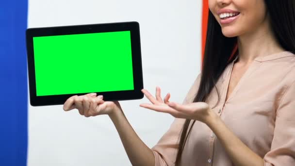 แท็บเล็ตที่มีหน้าจอสีเขียวในมือผู้หญิง พื้นหลังธงฝรั่งเศส แอพพลิเคชั่นการเดินทาง — วีดีโอสต็อก