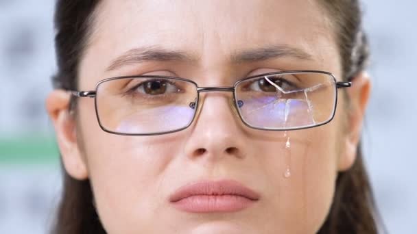 Κλαίγοντας νέα γυναίκα σε σπασμένα γυαλιά κοιτάζοντας την κάμερα, θύμα επίθεσης, προβλήματα — Αρχείο Βίντεο