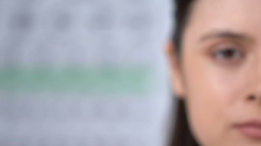 Göz gözlüğü takan ve kameraya bakan gülümseyen kadın, oftalmoloji kliniği