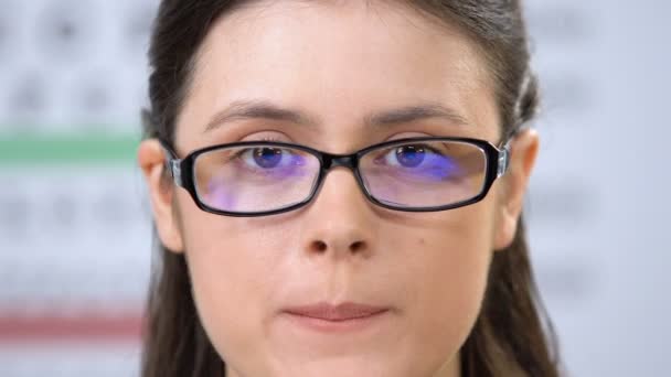 Женщина в очках принимает витамины для улучшения зрения, лечения, профилактики — стоковое видео