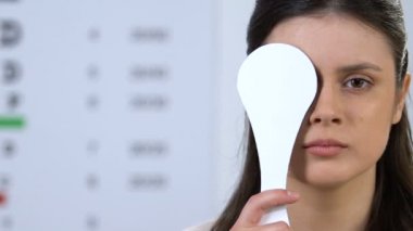Kadın kapanış bir göz, oftalmoloji kliniği muayene, görme sorunları