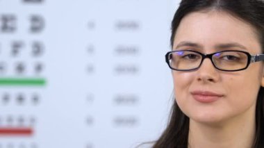 Görme problemleri olan kadın kontakt lens, görme desteği, sağlık tavsiye