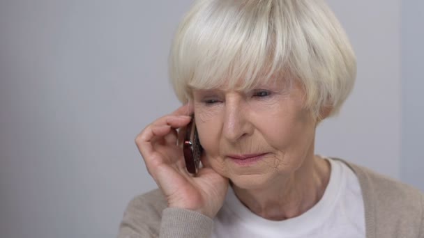 Mosolygó idős nő, aki beszél telefonon, családi gondozás, boldog kapcsolat, közeli — Stock videók