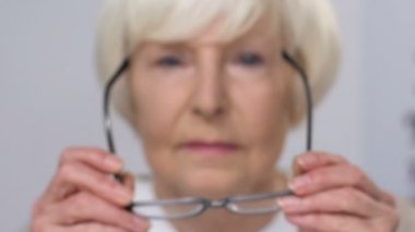 Kıdemli kadın uygun gözlük, yanlış optik cihaz, görme sorunları