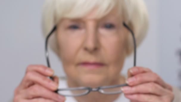 Seniorin setzt Brille auf, falsches optisches Gerät, Sehstörungen — Stockvideo