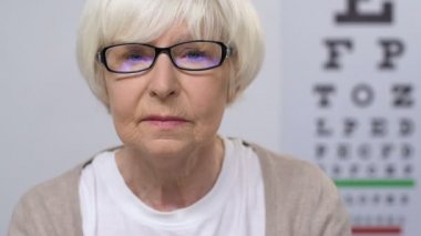 Gözlük gazete okuma Üzgün yaşlı kadın, görme sorunları, hastalık