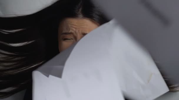 Документи, що падають на розчарування азіатській жінці лежачи на підлозі, вигоряння на роботі — стокове відео