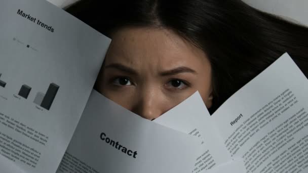 Азиатская деловая женщина наводнена деловыми документами, переутомлением и переутомлением — стоковое видео
