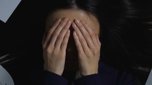 Rädd kvinnlig chef tittar på dokument och gömma ansiktet, projekt deadline — Stockvideo