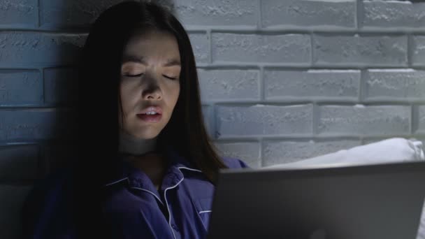 Sömnig kvinnlig arbetstagare använder laptop på natten, fjärråtkomst, oregelbundna schema — Stockvideo