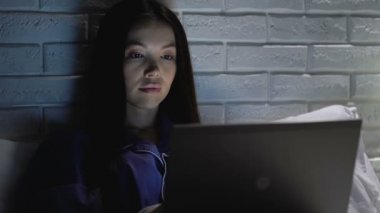 Dizüstü bilgisayarda hesaba giren kadın, akıllı telefona dokunma, iki faktörlü kimlik doğrulama