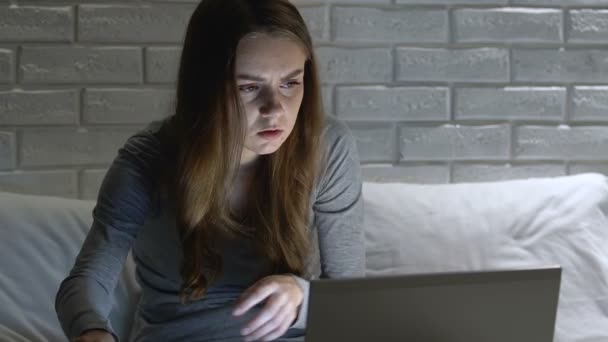 Chica nerviosa usando el ordenador portátil, tomar pastillas por la noche, en busca de diagnóstico en línea — Vídeos de Stock