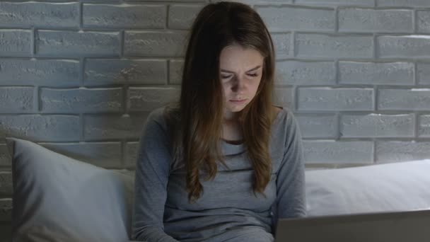 Mujer agotada durmiendo frente a la computadora portátil por la noche, falta de relajación, descanso — Vídeo de stock