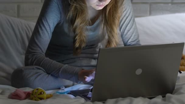 Μητέρα ανεξάρτητος που δακτυλογραφεί στο φορητό υπολογιστή τη νύχτα, αίσθημα κεφαλαλγία, υπερβολική εργασία — Αρχείο Βίντεο