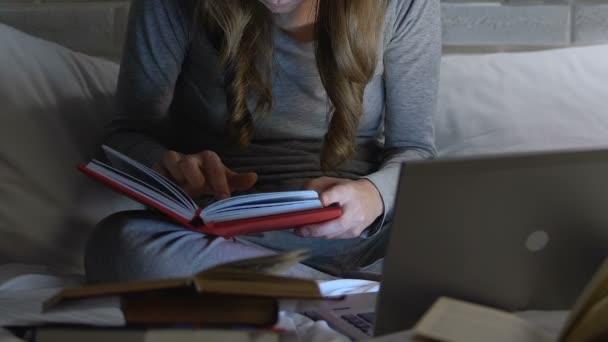 Studentka z książkami i laptopem w nocy, przygotowanie egzaminów, edukacja — Wideo stockowe