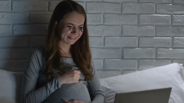 Gravid kvinna gråta framför laptop på natten, hormon obalans, humör Swing — Stockvideo