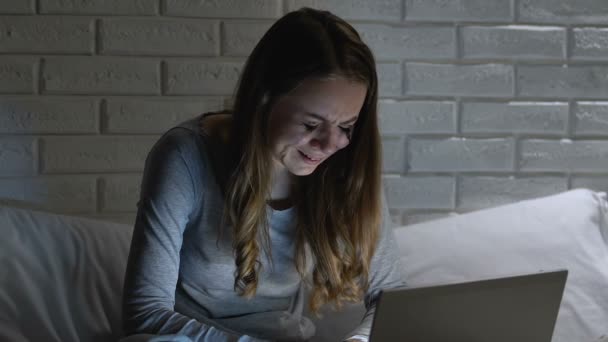 Ağlayan genç kadın gece dizüstü bilgisayarda yazarak, siber zorbalık kurbanı, depresyon — Stok video