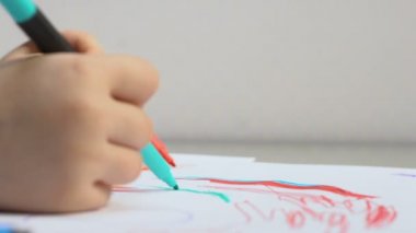 Çocuk çizimi, masaya gözlük takmak, çocuk sağlığı, ileri görüşlülük