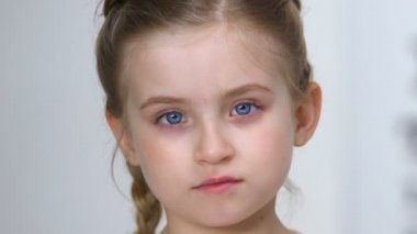 Optik deneme çerçevesi güzel kadın çocuk, uygun lens seçimi optometrist