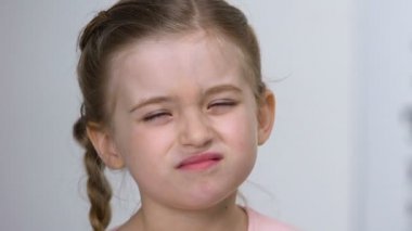 Üzgün kadın çocuk hiçbir jest şaşı gözleri gösteren, kötü görme görme hastalığı