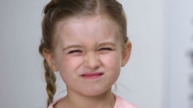 Küçük çocuk gözlerini gözlerini gözlük ve gülümseyen, ileri görüşlülük koyarak