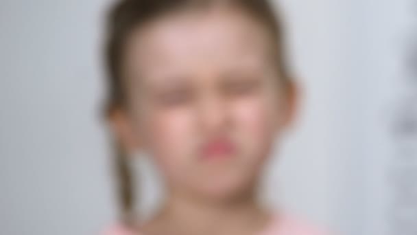 Vrouwelijke kind gekraak ogen close-up, wazig zicht, lezen moeilijkheden, spanning — Stockvideo