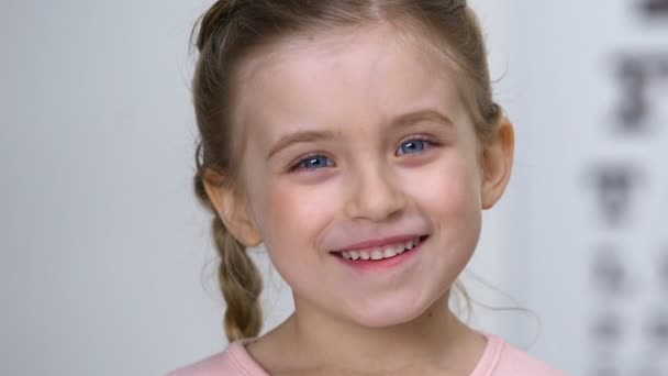 Petite fille joyeuse souriant à la caméra, excitation de l'enfance, concept de bonheur — Video