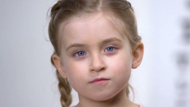 Büyüteç, görme muayenesi, sağlık bakarak Curios kız çocuk