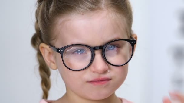 Schreiendes weibliches Kind, das die Brille abnimmt, Kinderschikanen, Unsicherheiten — Stockvideo