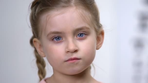 Θηλυκό παιδί που καλύπτει τα μάτια με το χέρι, οφθαλμολογική εξέταση, μυωπία — Αρχείο Βίντεο