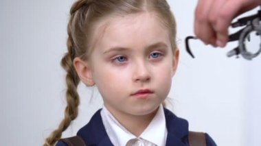 Erkek oculist kontrol kız öğrenci vizyonu, phoropter giyen gülümseyen çocuk, tıp