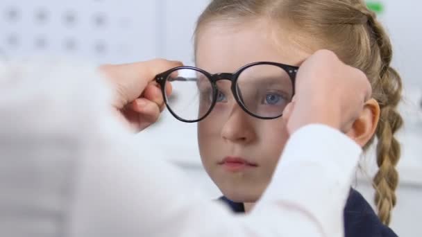 Menina perturbada recusando-se a usar óculos, lentes corretivas prescrição — Vídeo de Stock