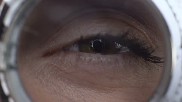 Weibliches Auge durch optische Versuchsrahmen-Nahaufnahme, Sehkorrektur, Linse