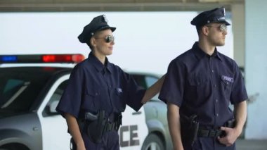 Üniforma ve gözlük kamera, hukuk ve düzen gülümseyen dostu polis memurları