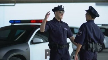 Neşeli polis ve polis birbirlerine yüksek beş veren, takım arkadaşları