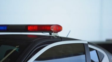Üniformalı ve güneş gözlükçü cesur polis devriye arabası, görevleri çıkıyor