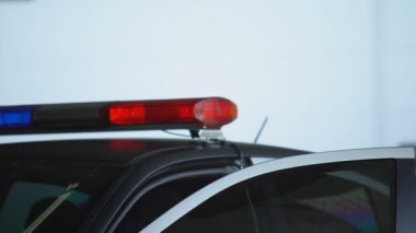 Endişeli polis devriye arabası, suç, hukuk iki yönlü radyo yardım çağrısında
