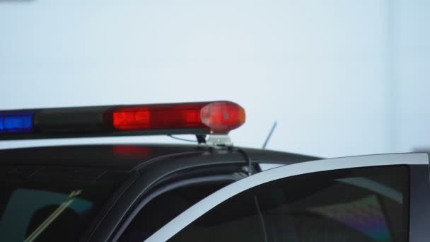 Besorgter Polizist, der im Streifenwagen um Hilfe ruft, Straftat, Gesetz — Stockvideo