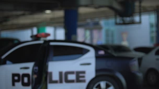 Brave politie vrouw uitstappen van Cop Car en naar stad patrouilleren, bestellen — Stockvideo