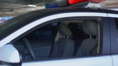 Ciddi polis memurları arabaya biniyor, vardiyaya, kanun adabına ve düzene başlamaya hazır