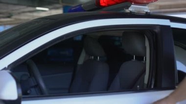 Devriye arabasına oturan cesur polis memurları şehir devriyesine hazır, düzen