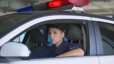 Kadın polis walkie-talkie konuşuyor, acil çağrı, suç önleme yanıt