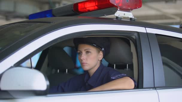 Női zsaru beszélt walkie-talkie, válaszul segélyhívás, bűnmegelőzés — Stock videók